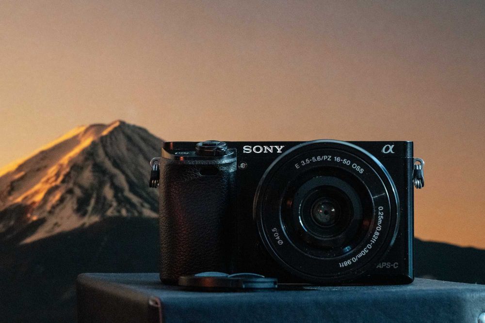 Kit Sony Alpha A6000 Obiectiv 16-50mm OSS + 3 Acumulatori