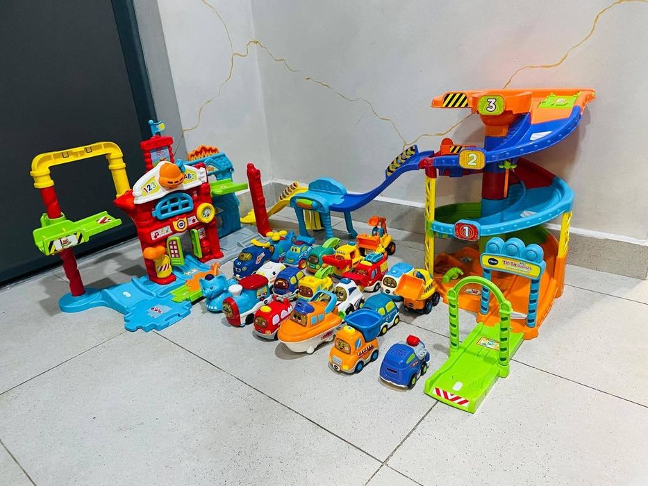 Statie de pomieri Vtech + 20 masinute si parcare