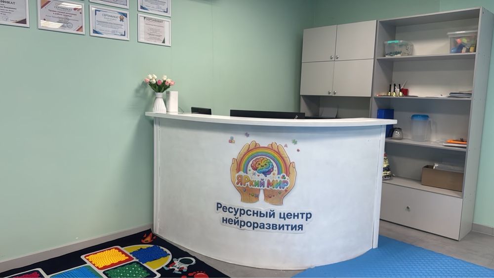 Стеллаж и ресепшн