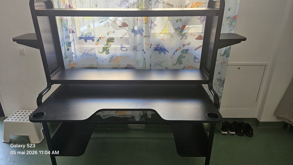 Birou de gaming IKEA, Fredde