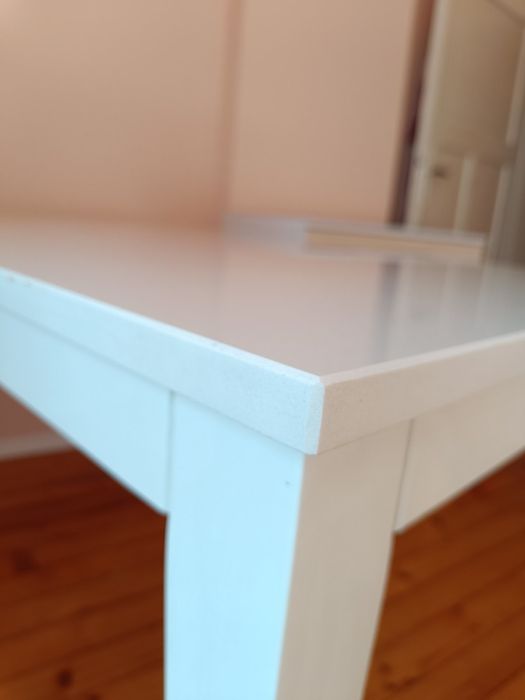 Трапезна маса от технически камък