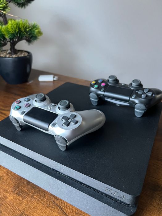Vând PlayStation 4 Slim de 1TB + 2 controllere