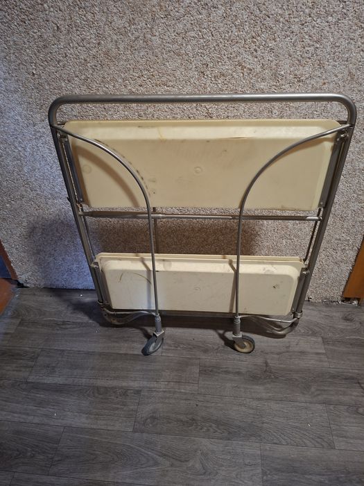 Складной мини столик на колёсах