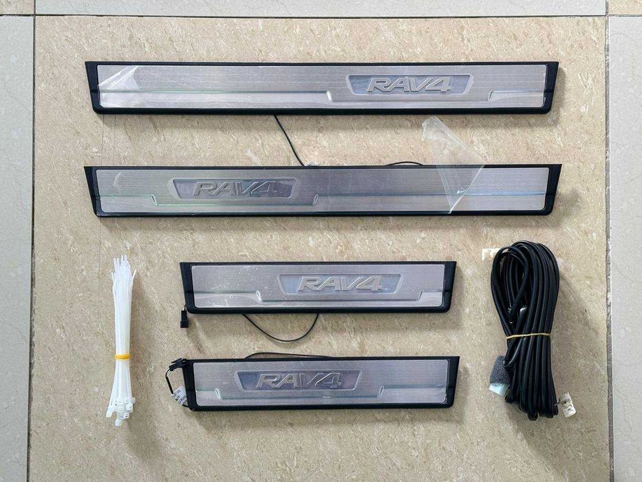 Накладки на пороги с подсветкой на Toyota RAV4 (2014-)