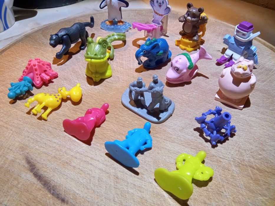 Lot jucării Kinder oua surprize (16  bucăți)