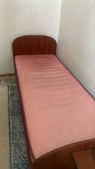 Продам кровать с матрасом