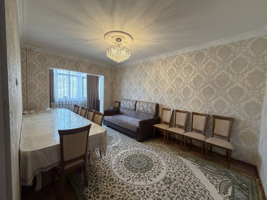 Стол и стулья в отличном состояний