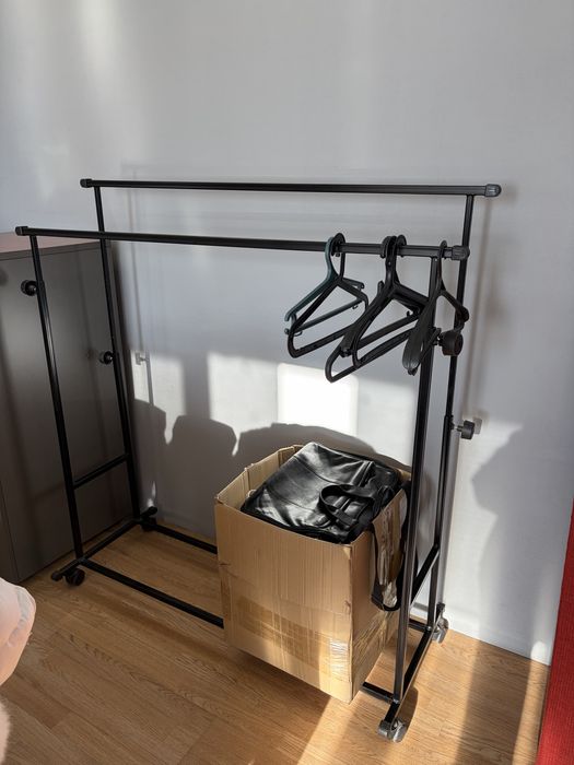 Продам вешалку для одежды