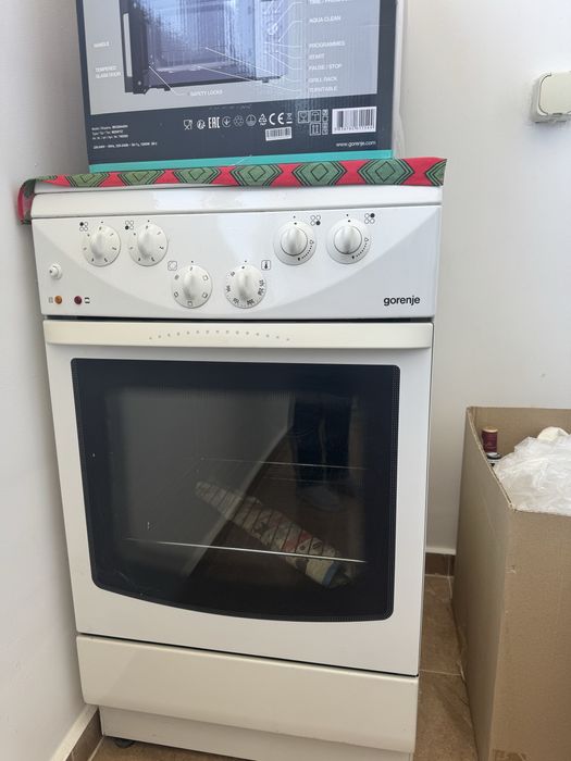 Готварска печка Gorenje в перфектно състояние , комбинирана с електрически и газови котлони и микровълнова фурна немска LIFETEC