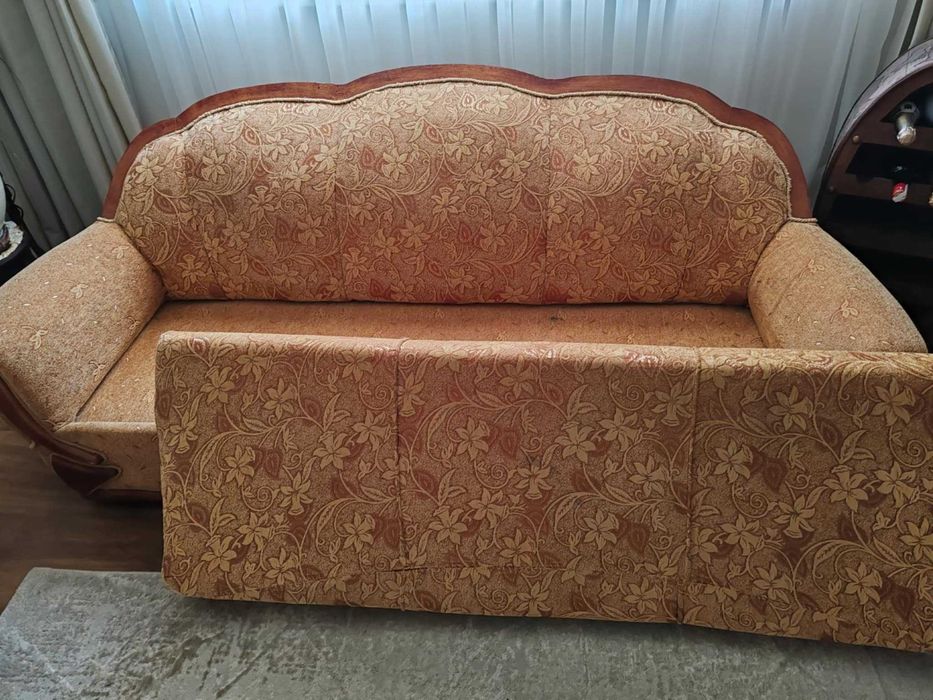 Продавам два дивана комплект 2 и 3