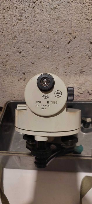 Нивелир с компенсатором углов наклона