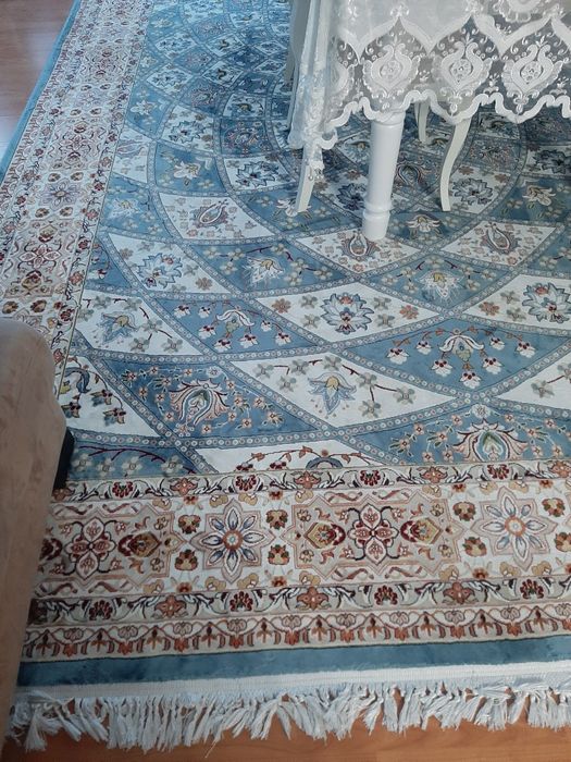 Продам ковёр. Очень красивый. Шелковый.