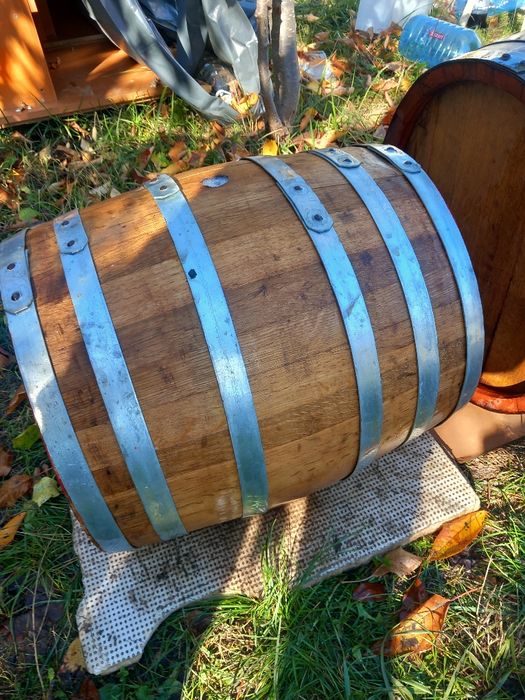 Butoaie pentru vin si storcator de struguri