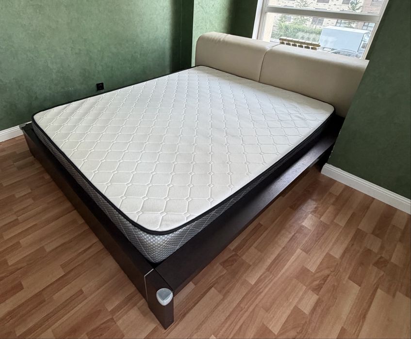 Продам кровать с матрасом