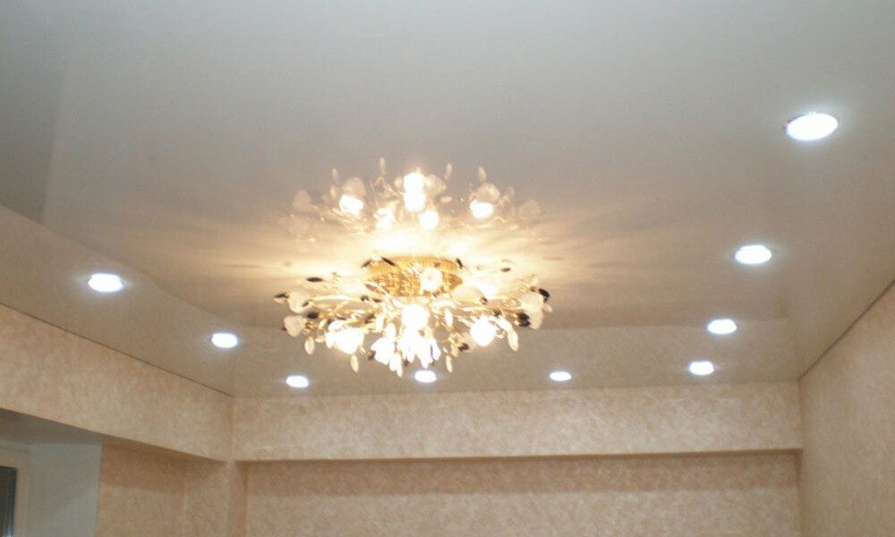 Натяжной потолок фото со светильниками в зале Натяжной потолок фото со светильниками в зале