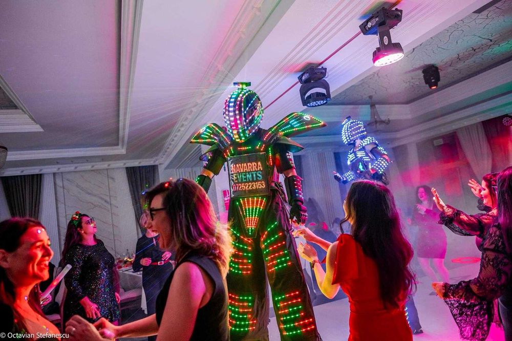 Robot LED cu Lasere pe Picioroange - Show Lumini Evenimente Party