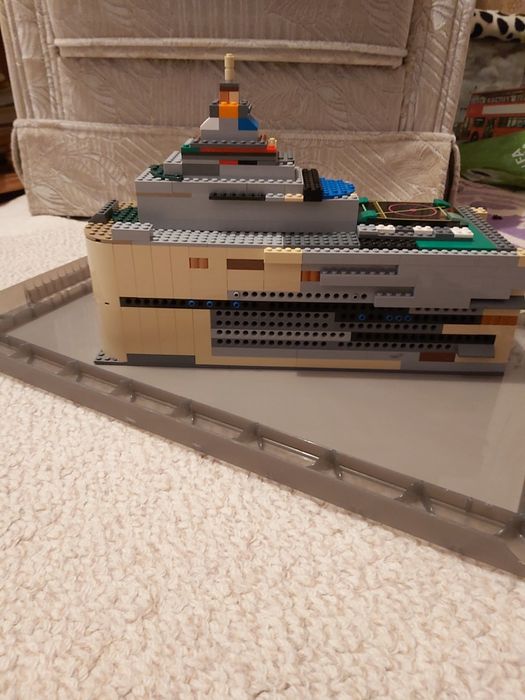 Piese și figurine lego