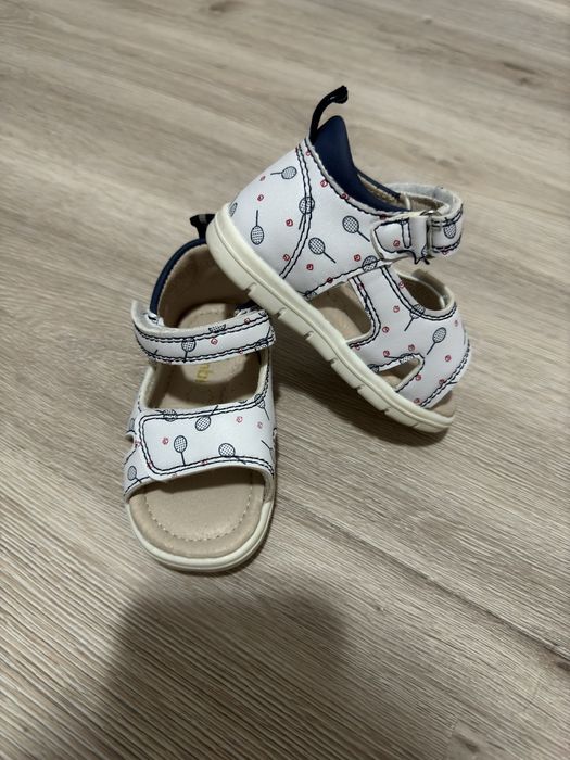 Продам детские сандали