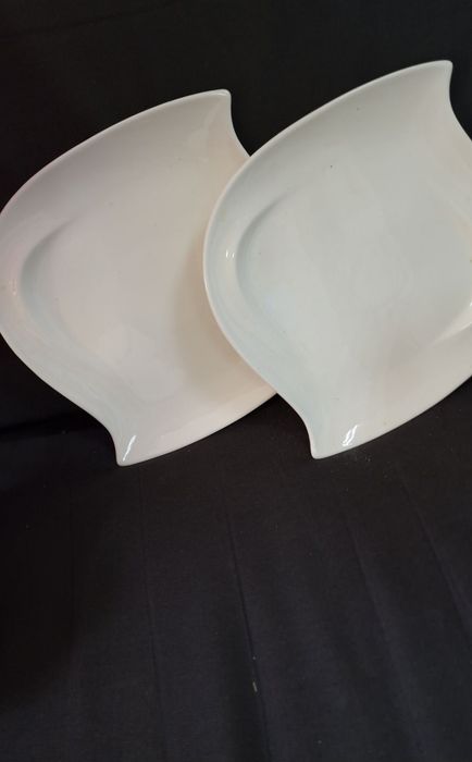 Посуда вазочки тарелки.