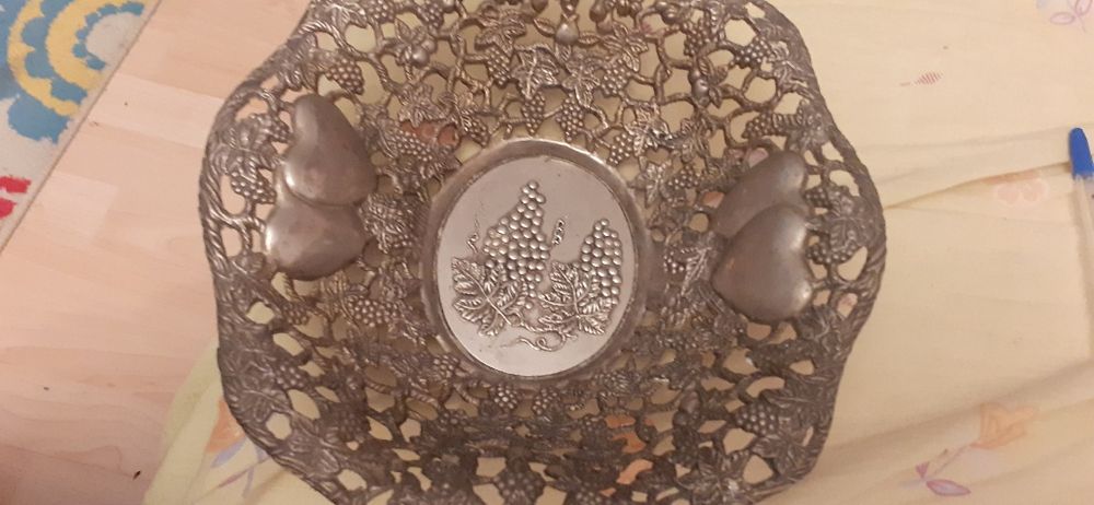 Fructiera dintr-un aliaj