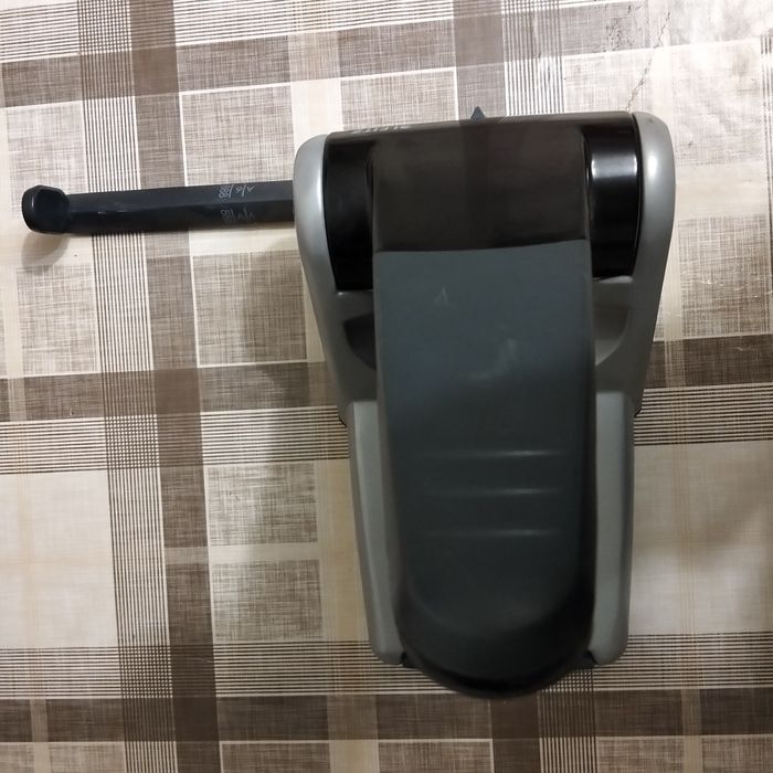 Степлер большой, дырокол большой.