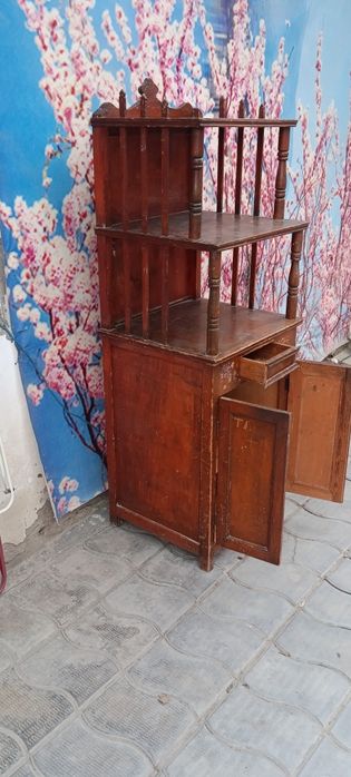 Продается старинный шкаф этожерка