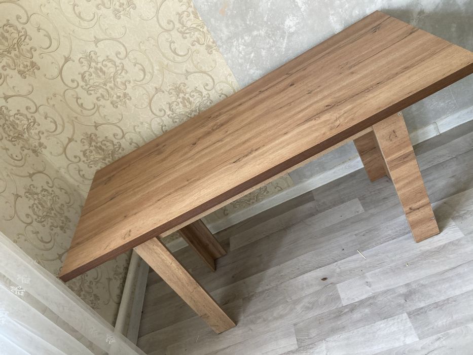 Стол,диван очень хорошем состояний