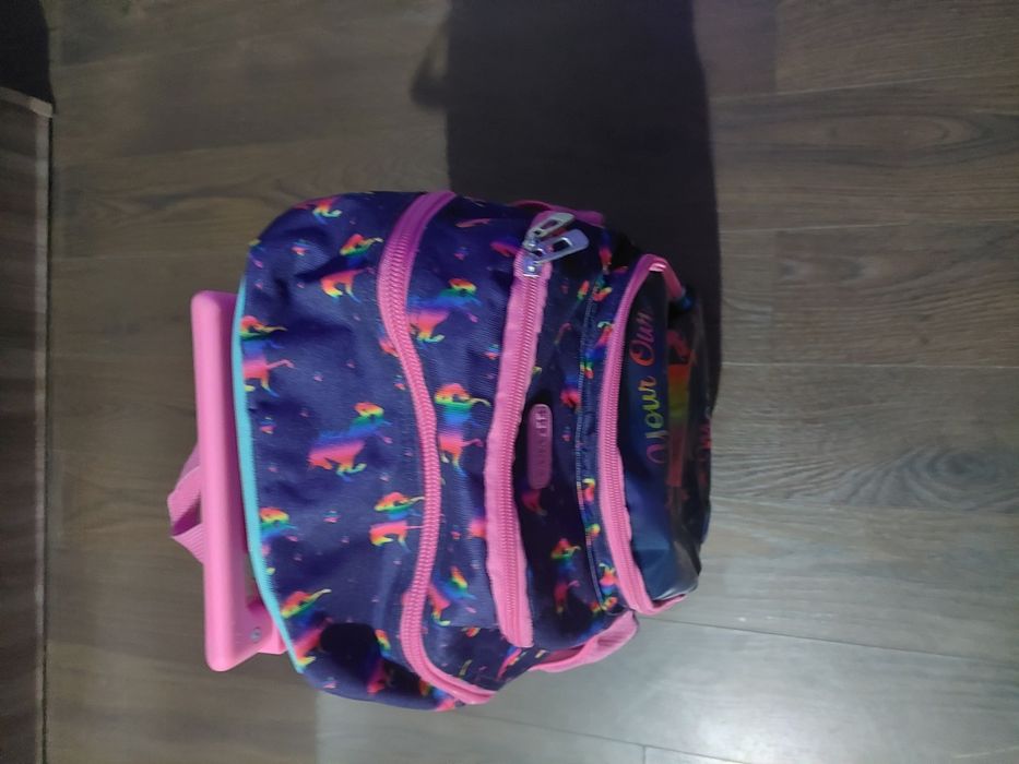 Ghiozdan pentru școală pe role.