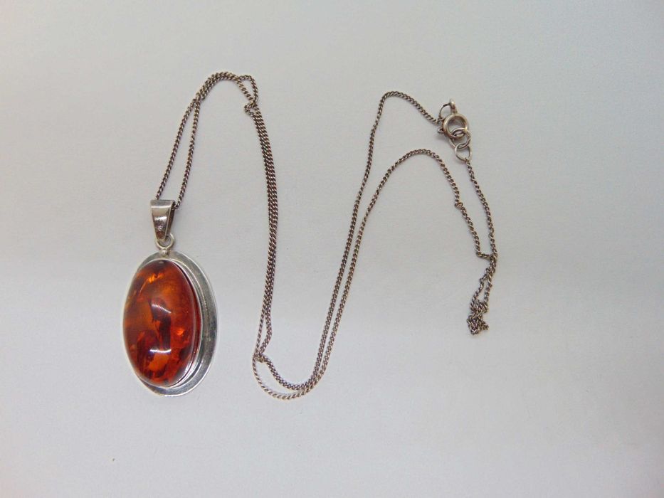 Lantisor si pandantiv din argint si chihlimbar