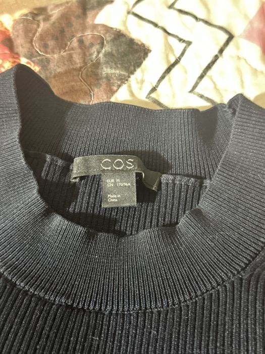 Кофта COS с вырезом у плечей