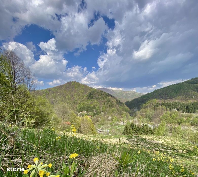 Teren vedere panoramica lacul Paltinu si dealuri in Valea Doftanei