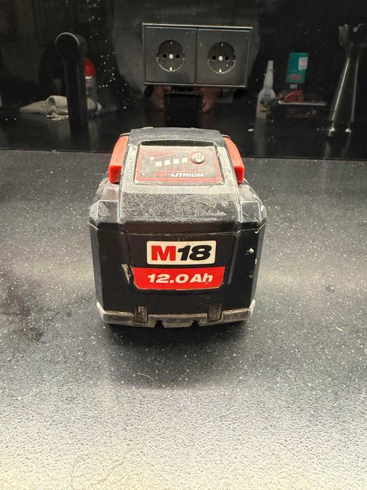 Прахосмукачка Milwaukee M18 FPOVCL, батерия M18B12, M18B8, M18HOAL