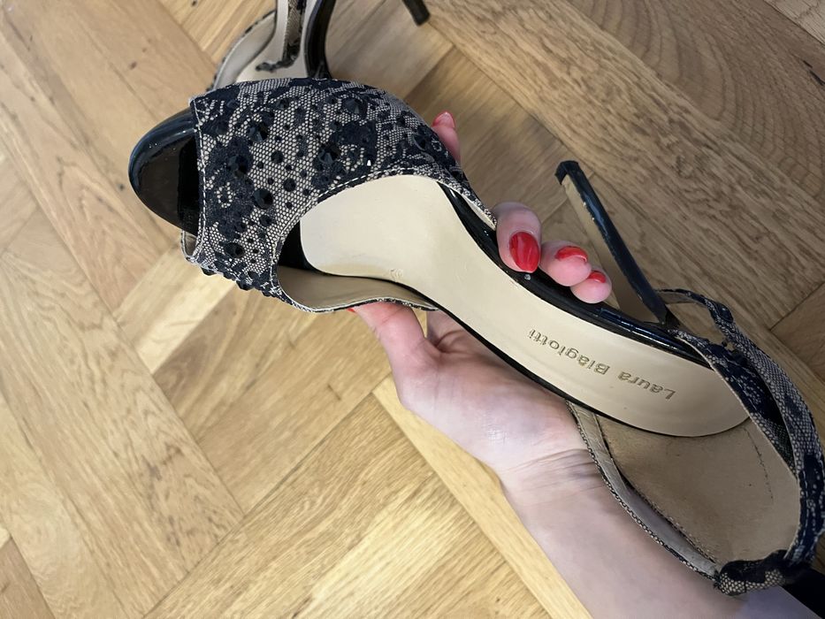 Обувки на ток Laura Biagiotti