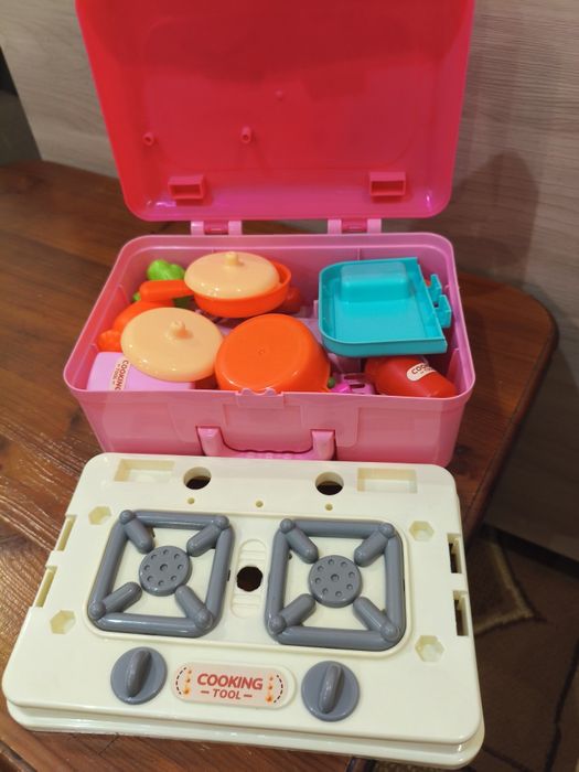 Продам игрушечную кухню-чемодан