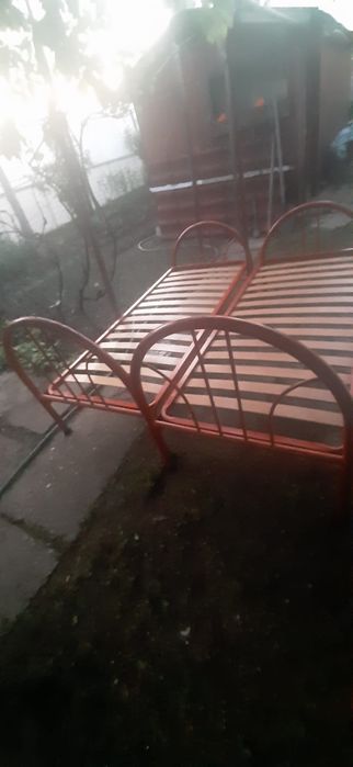Pat de o persoană, cadru metalic - în stare bună