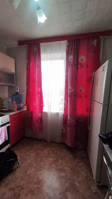 Шторы на кухню красные