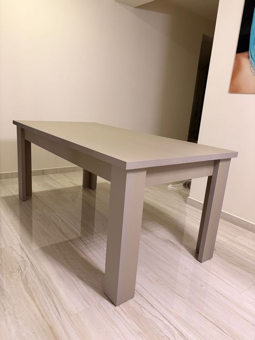 Masa culoarea nisipului