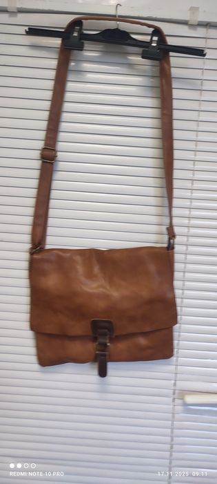 Дамска чанта от еко кожа – кафява, тип crossbody.