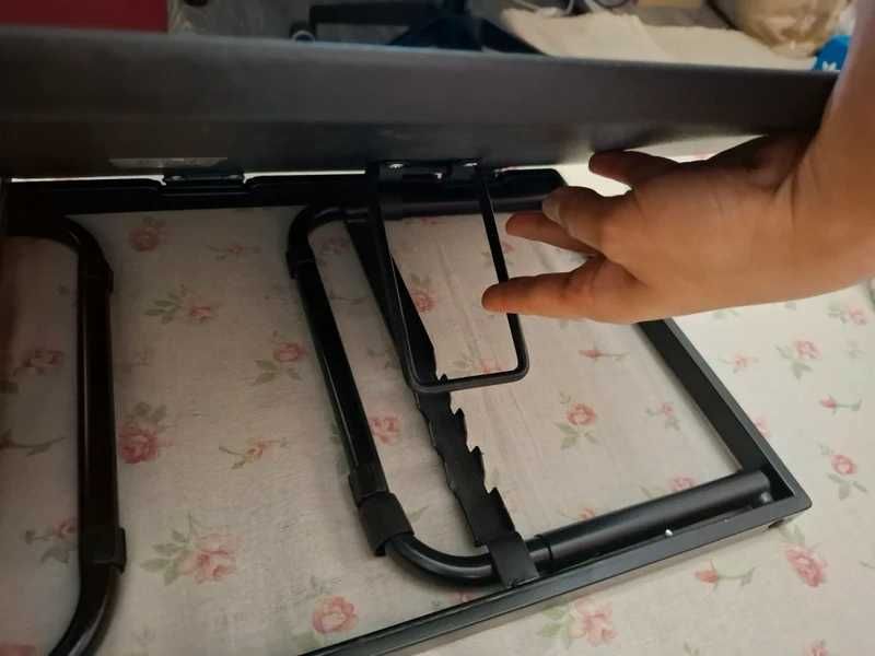 Masuta laptop pliabila, in stare foarte buna