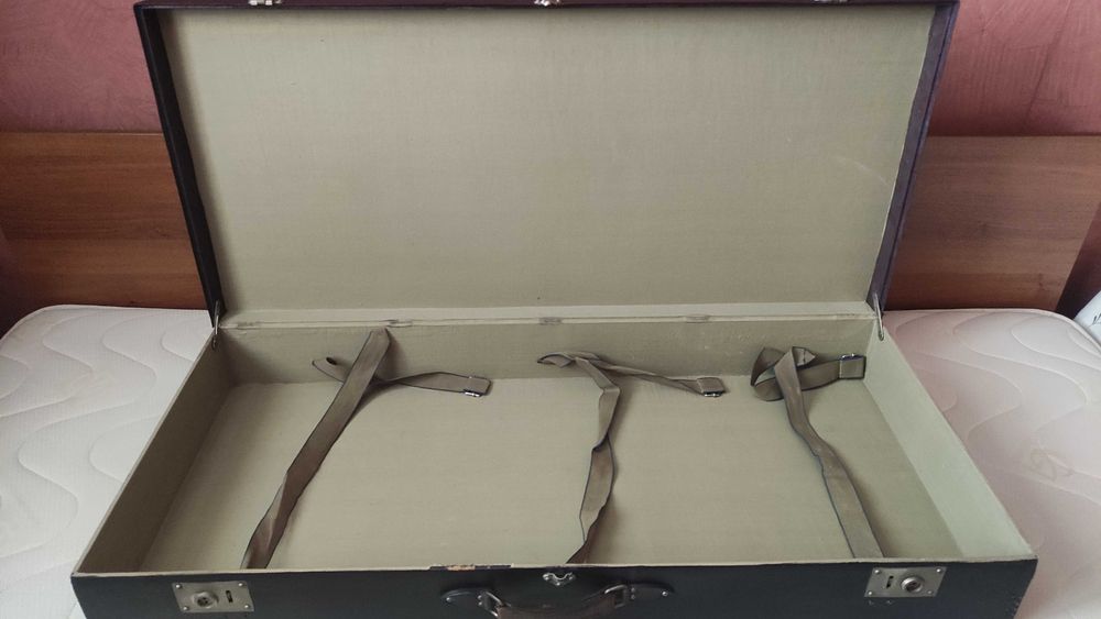 Голям ретро дървен куфар с кожена дръжка