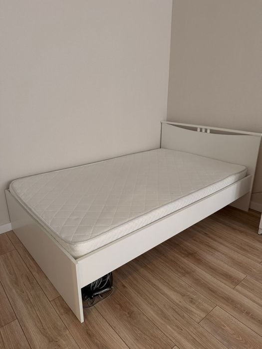 продам кровать с матрасом