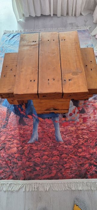 Маса с две столчета