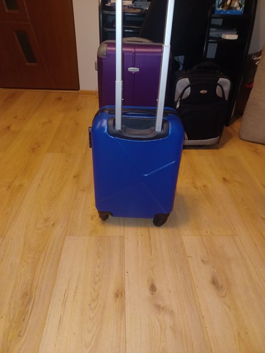 Vând troler mic folosit o singura dată ce poate fi folosit ca bagaj de mână!