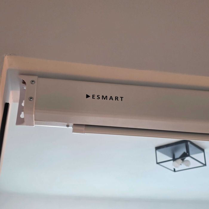 Моторизиран Екран За Проектор 90" - Чисто НОВ!