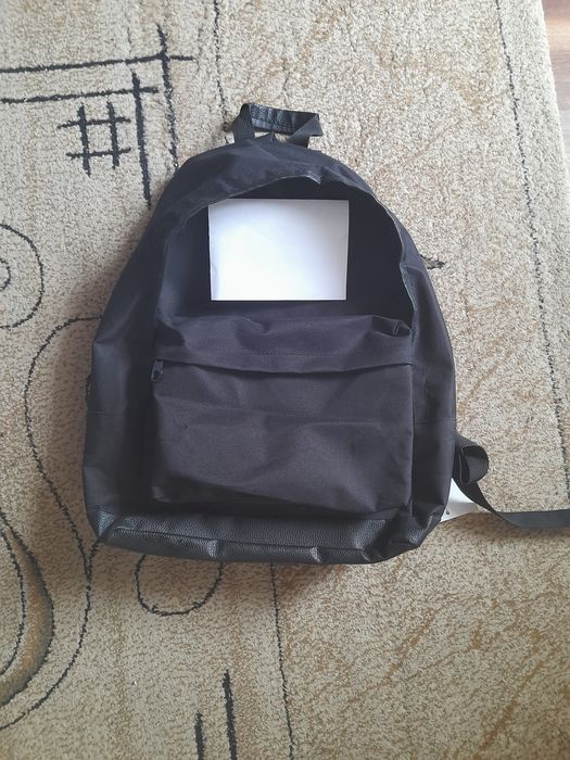 Vînd ghiozdan culoare neagră