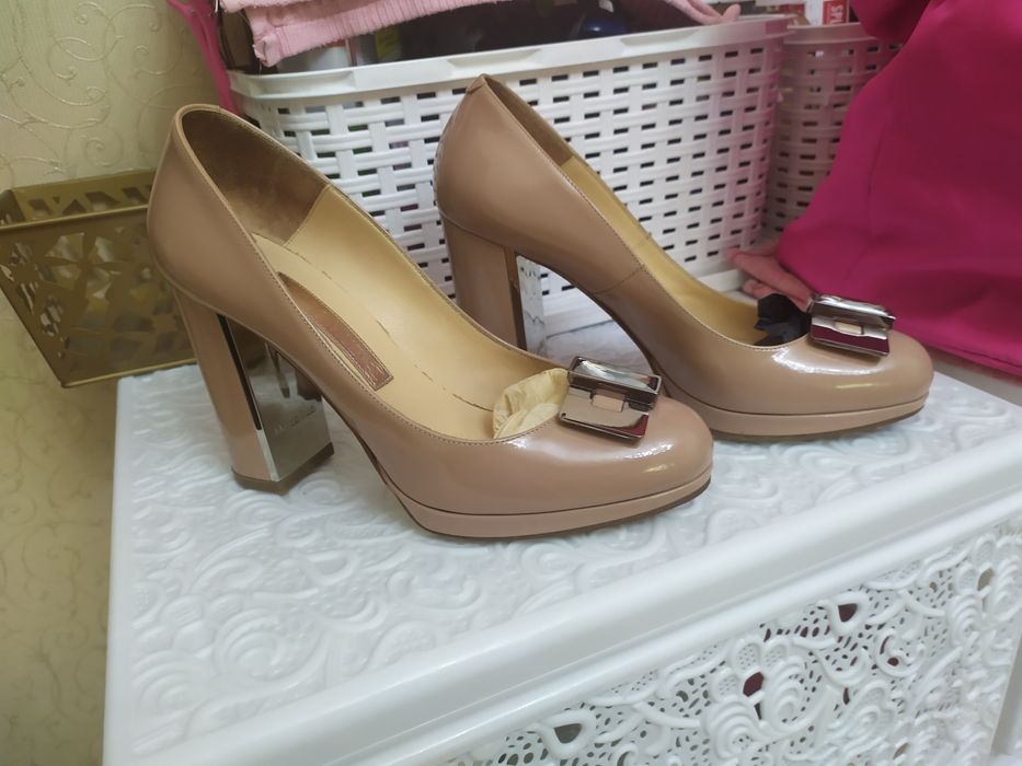 Брендовые обуви в хорошим состоянии.