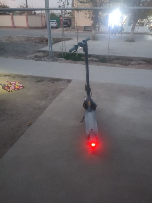 электросамокат    рассиядан   Кеган  холати  ало   заряатчги  бор