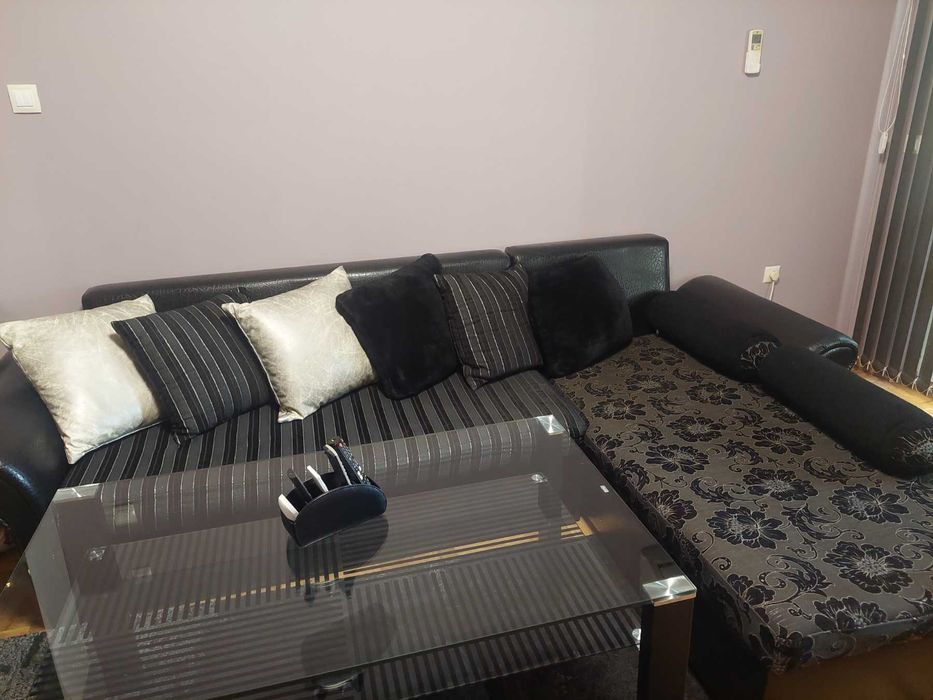 Продавам ъглов диван с холна маса
