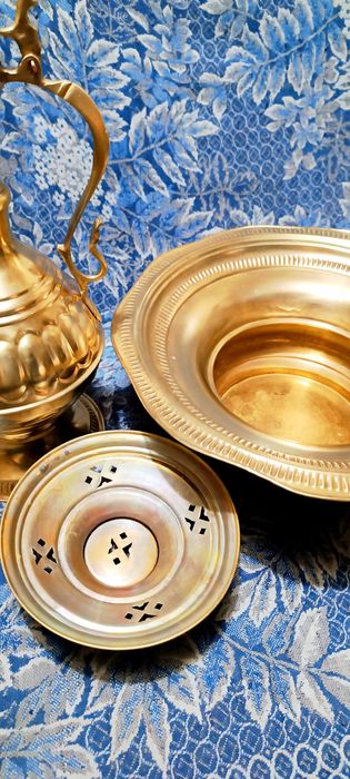 Коренные кувшин с подставкой