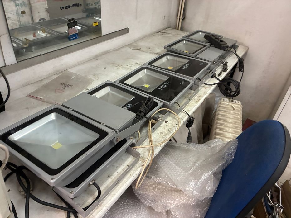 Proiector LED 100W IP66 exterior, lumină alb caldă